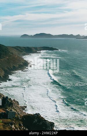 Eine Luftaufnahme einer massiven wilden Küste in spanien mit den Wellen, die gegen sie krachen Stockfoto