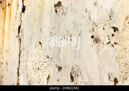 Hintergrund Betonwand, Spuren von Verwitterung, abgenutzte Wand beschädigt Farbe alte Farbe. Reste von alter Farbe auf der lackierten Betonoberfläche. Grungy concre Stockfoto
