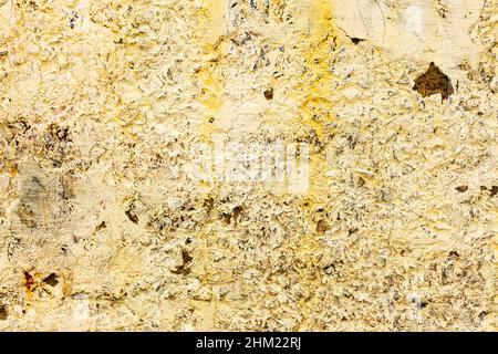 Hintergrund Betonwand, Spuren von Verwitterung, abgenutzte Wand beschädigt Farbe alte Farbe. Reste von alter Farbe auf der lackierten Betonoberfläche. Grungy concre Stockfoto
