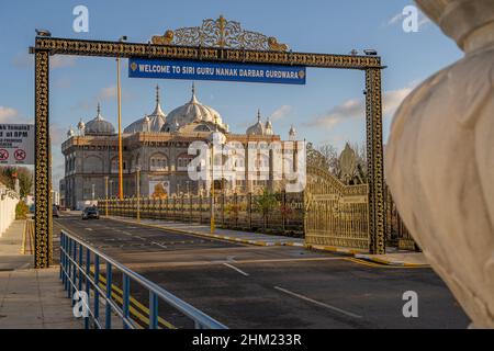 Der Eingang gaentrtancete zum Sikh Tempel Siri Guru Nanak Darbar Gurdwara Gravesend Kent Stockfoto