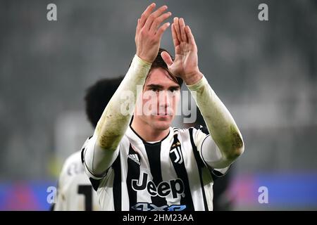 Turin, Italien. 06th. Februar 2022. Dusan Vlahovic vom FC Juventus begrüßt die Fans am Ende des Fußballspiels der Serie A 2021/2022 zwischen dem FC Juventus und Hellas Verona am 6th. Februar 2022 im Juventus-Stadion in Turin (Italien). Foto Federico Tardito/Insidefoto Kredit: Insidefoto srl/Alamy Live News Stockfoto