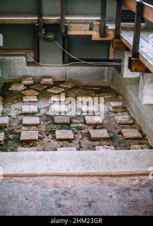 Fishbourne Palace in der Nähe von Chichester in West Sussex, der größten römischen Residenz nördlich der Alpen, bekannt für hochwertige, gut erhaltene Mosaiken und einen rechteckigen formalen Garten, jetzt Museum. Hypocaust. Archivscan von einem Dia. Juli 1975. Stockfoto