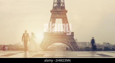 Das erste Hochzeitspaar genießt die Flitterwochen in Paris, Frankreich. Stockfoto