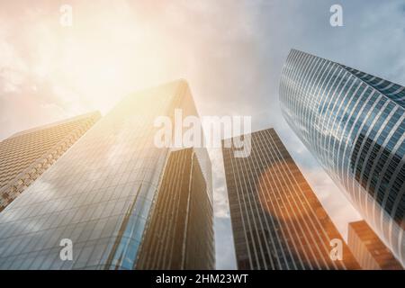 Low Angle View von modernen Wolkenkratzern Stockfoto