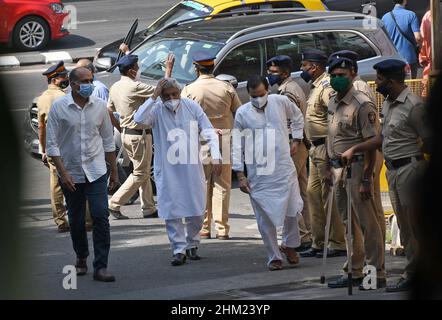 Mumbai, Indien. 06th. Februar 2022. Der Lyriker Javed Akhtar kommt zu ihrer Hommage an die legendäre Sängerin Lata Mangeshkar in ihrem Haus in MumbaiDie legendäre Sängerin wurde ins Krankenhaus eingeliefert und auf eine Intensivstation (Intensivstation) gebracht, als sich ihr Gesundheitszustand verschlechterte. Sie starb am 6th. Februar 2022 im Alter von 92 Jahren. Kredit: SOPA Images Limited/Alamy Live Nachrichten Stockfoto