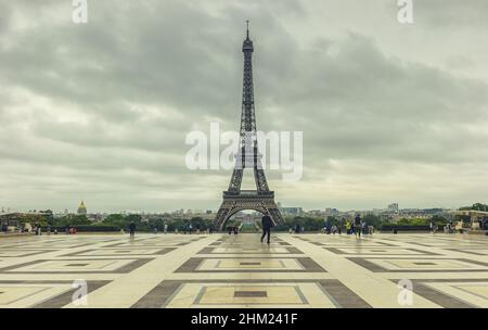 Blick auf den Eiffelturm vom Trocadero (Place du Trocadero). Paris, Frankreich Stockfoto