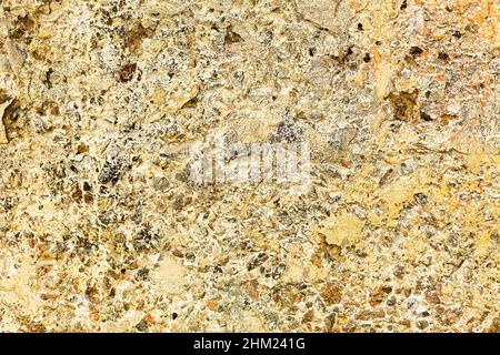 Hintergrund Betonwand, Spuren von Verwitterung, abgenutzte Wand beschädigt Farbe alte Farbe. Reste von alter Farbe auf der lackierten Betonoberfläche. Grungy concre Stockfoto