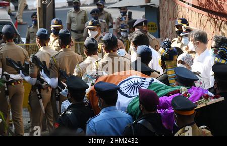 Mumbai, Indien. 06th. Februar 2022. (ANMERKUNG DER REDAKTION: Bild zeigt den Tod)der Leichnam der legendären Sängerin Lata Mangeshkar wird in Mumbai zur Trauerprozession aufgenommen. Die legendäre Sängerin wurde ins Krankenhaus eingeliefert und auf eine Intensivstation (Intensivstation) gebracht, als sich ihr Gesundheitszustand verschlechterte. Sie starb am 6th. Februar 2022 im Alter von 92 Jahren. Kredit: SOPA Images Limited/Alamy Live Nachrichten Stockfoto