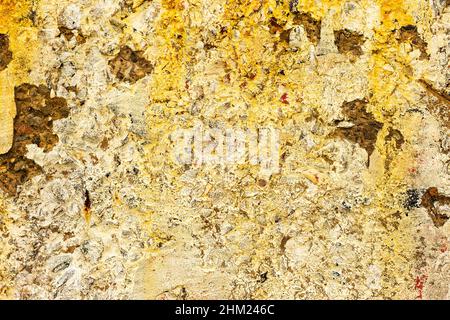 Hintergrund Betonwand, Spuren von Verwitterung, abgenutzte Wand beschädigt Farbe alte Farbe. Reste von alter Farbe auf der lackierten Betonoberfläche. Grungy concre Stockfoto