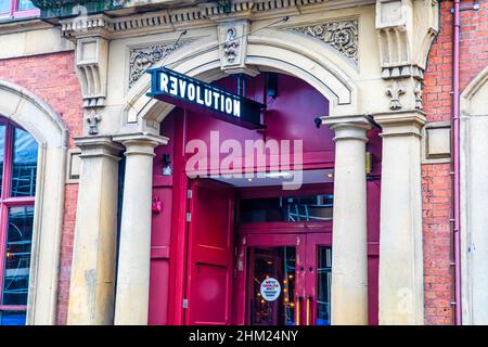 LEEDS, Großbritannien - 24. JANUAR 2022 Revolution Bar am Millenium Square im Stadtzentrum von Leeds Stockfoto