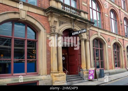 LEEDS, Großbritannien - 24. JANUAR 2022 Revolution Bar am Millenium Square im Stadtzentrum von Leeds Stockfoto