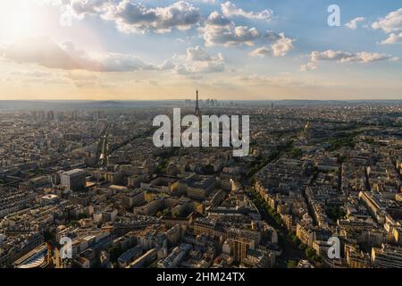 Luftaufnahme von Paris bei Sonnenuntergang Stockfoto