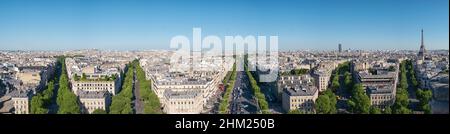 Paris, Frankreich. Panoramablick vom Arc de Triomphe. Eiffelturm und Avenue des Champs Elysees mit blauem Himmel-Copyspace für Ihren individuellen Text. Stockfoto