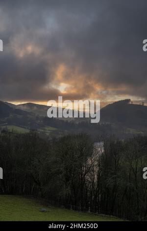 Blick auf die Hügel von Nordwales und den Fluss dee vom A5 zwischen Llangollen und Corwen an einem Winterabend bei Sonnenuntergang Stockfoto