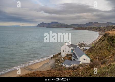 Blick auf den Strand von Morfa Nefyn. Von den Klippen des National Trust Car Park - Morfa Nefyn, an einem Winternachmittag Stockfoto