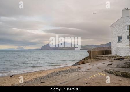 Der Strand von Morfa Nefyn mit Blick auf Nant Gwrtheyrn auf der Halbinsel Llyn an einem Wintertag Stockfoto