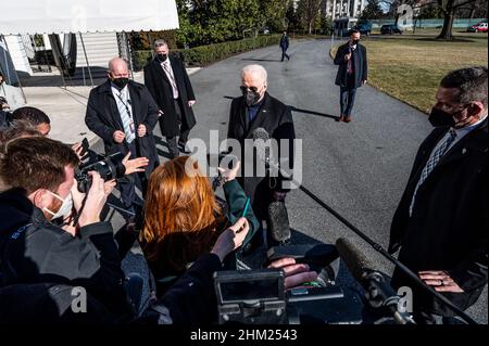 Washington, Usa. 06th. Februar 2022. Präsident Joe Biden spricht mit der Presse, nachdem er über Marine One ins Weiße Haus zurückgekehrt ist. Kredit: SOPA Images Limited/Alamy Live Nachrichten Stockfoto