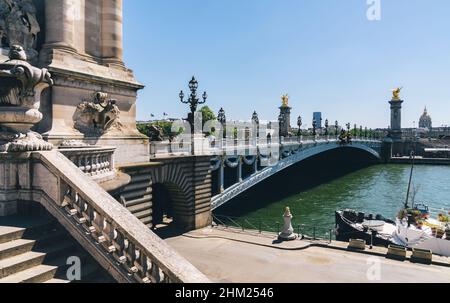 Brücke Pont Alexandre III über die seine. Die Brücke ist mit kunstvollen Jugendstillampen und Skulpturen geschmückt. Paris, Frankreich Stockfoto