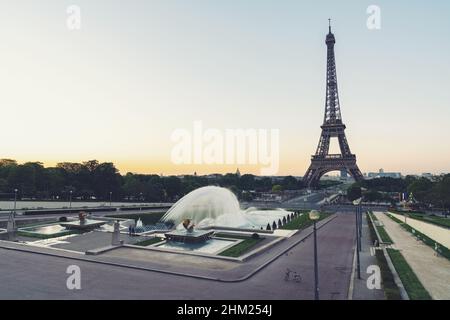 Eiffelturm in paris bei Sonnenaufgang vom Platz des Trocadero aus gesehen Stockfoto