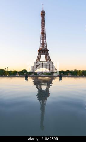 Eiffelturm in paris bei Sonnenaufgang vom Platz des Trocadero aus gesehen Stockfoto