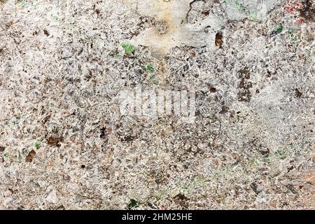 Hintergrund Betonwand, Spuren von Verwitterung, abgenutzte Wand beschädigt Farbe alte Farbe. Reste von alter Farbe auf der lackierten Betonoberfläche. Grungy concre Stockfoto
