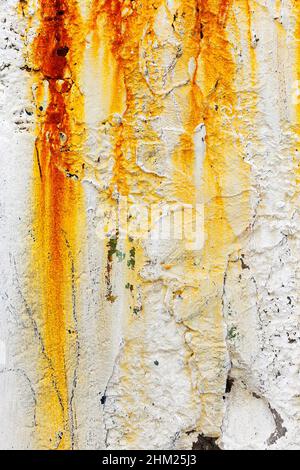 Hintergrund Betonwand, Spuren von Verwitterung, abgenutzte Wand beschädigt Farbe alte Farbe. Reste von alter Farbe auf der lackierten Betonoberfläche. Grungy concre Stockfoto