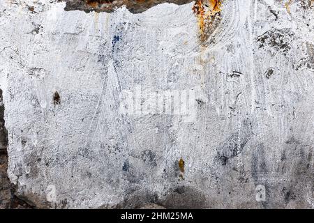 Hintergrund Betonwand, Spuren von Verwitterung, abgenutzte Wand beschädigt Farbe alte Farbe. Reste von alter Farbe auf der lackierten Betonoberfläche. Grungy concre Stockfoto