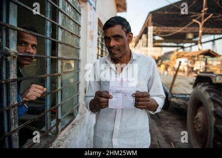 Baghpat, Indien. 06th. Februar 2022. Ein Zuckerrohrbauer zeigt seinen Zuckerrohrverkaufsbeleg an der Kasse der Baghpat Cooperative Sugar Mills ltd, Baghpat. Kredit: SOPA Images Limited/Alamy Live Nachrichten Stockfoto