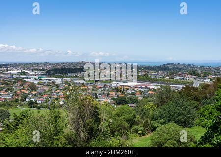 Ein Blick auf die Häuser im Vorort Mt Roskill von Auckland aus der Sicht von Owairaka Domain Stockfoto