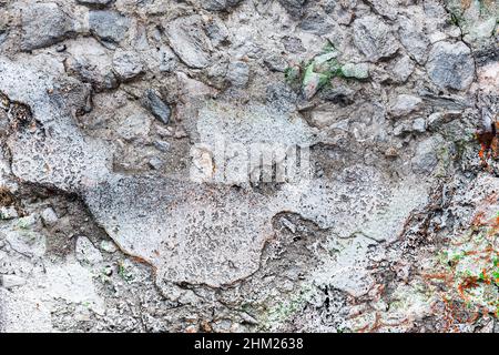 Hintergrund Betonwand, Spuren von Verwitterung, abgenutzte Wand beschädigt Farbe alte Farbe. Reste von alter Farbe auf der lackierten Betonoberfläche. Grungy concre Stockfoto