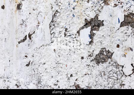 Hintergrund Betonwand, Spuren von Verwitterung, abgenutzte Wand beschädigt Farbe alte Farbe. Reste von alter Farbe auf der lackierten Betonoberfläche. Grungy concre Stockfoto