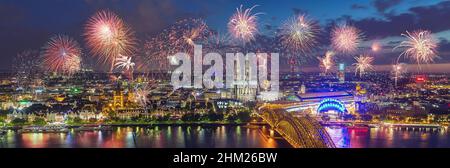 Feuerwerk an der Kölner Skyline mit Dom und Hohenzollernbrücke, Köln, Deutschland Stockfoto