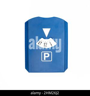 Blaue Parkscheibe mit isolierter Ankunftszeit auf Weiß Stockfoto