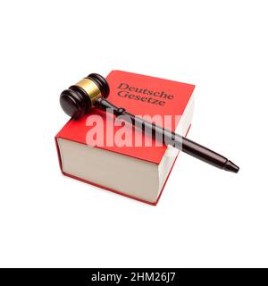 Deutsche Gesetze mit Gavel isoliert auf weißem Backgorund Stockfoto