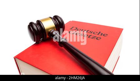 Deutsche Gesetze mit Gavel auf weißem Backgorund Stockfoto