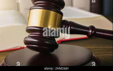 Gavel und legales Buch auf Holztisch Stockfoto