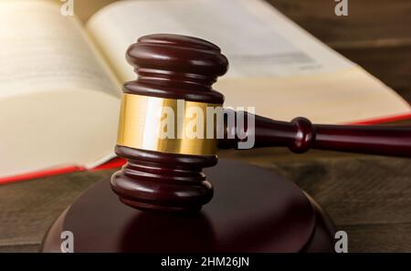 Holzgavel und Buch auf Holztisch Stockfoto