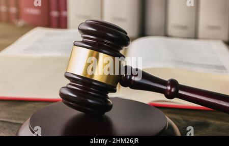 Holzgavel und Buch auf Holztisch Stockfoto