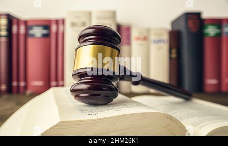 Richter gavel auf einem offenen Gesetz Buch in einem Gerichtssaal Stockfoto