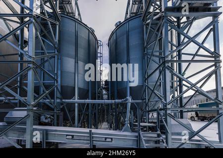 Aufzug für landwirtschaftliche Silos zum Trocknen, Reinigen und Lagern von Getreide im Winter. Stockfoto