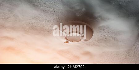 Rauchmelder an der Decke erkennt Rauch Stockfoto