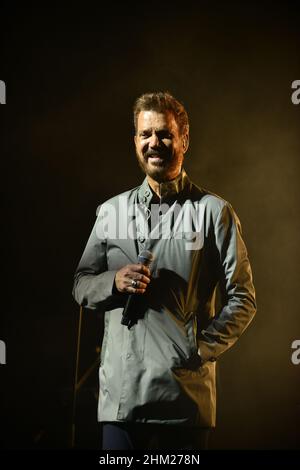 MIAMI, FL - 05. FEBRUAR: Willy Chirino tritt am 05. Februar 2022 in Miami, Florida, live auf der Bühne im James L. Knight Center auf. (Foto von JL/Sipa USA) Quelle: SIPA USA/Alamy Live News Stockfoto