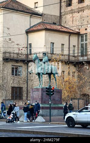 Denkmal der Ritter von Italien (1923) vor dem Palazzo Madama und Casaforte von Acaja auf der Piazza Castello, Turin, Piemont, Italien Stockfoto