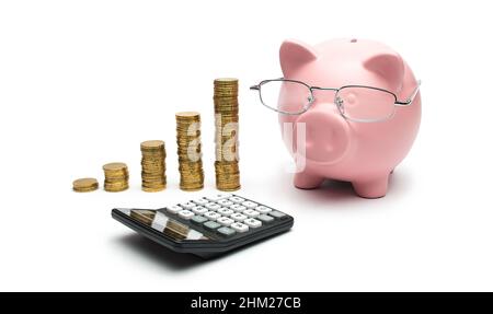 Pink Piggy Bank mit Rechner und gestapelten Münzen Stockfoto
