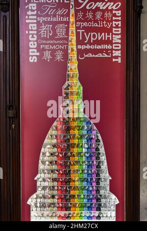 Nahaufnahme eines Schaufensters mit den typischen Tartufo-Pralinen in Form der Mole Antonelliana, Symbol von Turin, Piemont, Italien Stockfoto