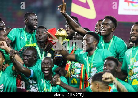 Yaounde, Kamerun. 06th. Februar 2022. Die Spieler des Senegal feiern mit der Trophäe, nachdem sie das letzte Fußballspiel des Afrika-Cup der Nationen 2021 gegen Ägypten im Paul Biya 'Olembe' Stadium gewonnen haben. Kredit: Hassan Mohamed/dpa/Alamy Live Nachrichten Stockfoto