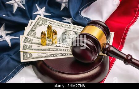 American Crime Konzept für Geld und Waffen Stockfoto