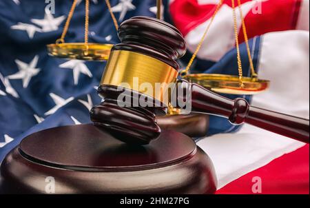 Amerikanische Flagge und goldene Skala mit einem Richtergavel, der das amerikanische Justizsystem symbolisiert Stockfoto