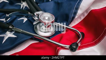 Nahaufnahme Foto von Stethoscope auf amerikanischer USA Flagge Stockfoto