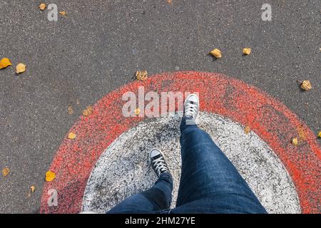 Füße von oben Konzept, Teenage Person in Sneakers stehend auf der Straße in einem Kreis, Blank Copy Space in Front, Point of View shot Stockfoto